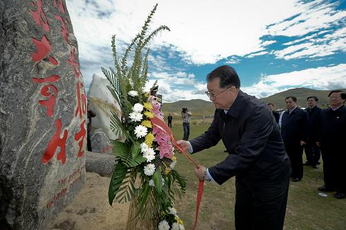 這是9月6日,李長(zhǎng)春專程來(lái)到紅原縣日干喬沼澤,瞻仰紅軍過(guò)草地紀(jì)念碑,向紀(jì)念碑敬獻(xiàn)花籃。新華社記者 江宏景 攝