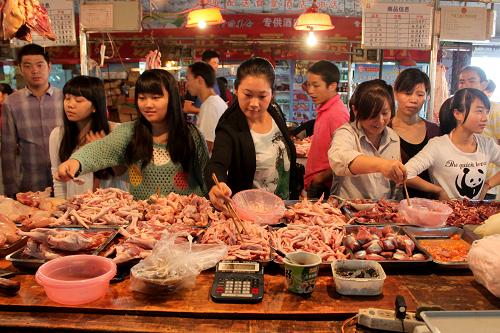 9月份CPI同比上漲1.9% 10月15日,顧客在合肥一農(nóng)貿(mào)市場選購肉類食品。 當日,國家統(tǒng)計局發(fā)布數(shù)據(jù)顯示,9月份全國居民消費價格總水平(CPI)同比上漲1.9%,漲幅比上月回落0.1個百分點。 新華社發(fā) (張端 攝)
