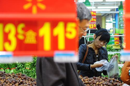 9月份CPI同比上漲1.9% 10月15日,長春市民在一家超市內(nèi)購物。 當日,國家統(tǒng)計局發(fā)布數(shù)據(jù)顯示,9月份全國居民消費價格總水平(CPI)同比上漲1.9%,漲幅比上月回落0.1個百分點。 新華社記者林宏攝