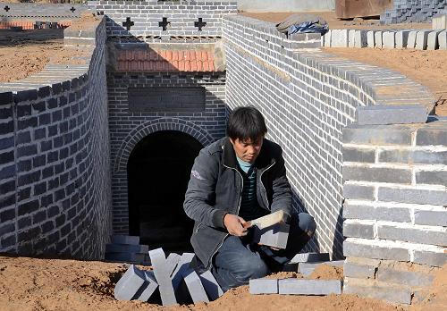 國家非遺“地坑院”得到有效保護(hù) 10月30日,在陜縣張汴鄉(xiāng)曲村,一位村民在壘砌一座地坑院的甬道進(jìn)口。 近年來,河南省陜縣按照“保護(hù)先行、協(xié)調(diào)開發(fā)、注重品牌、永續(xù)利用”的思路,對全縣境內(nèi)的數(shù)百座由于風(fēng)雨侵蝕、年久失修坍塌、廢棄的地坑院進(jìn)行維護(hù)修繕,加強(qiáng)保護(hù)和管理,并挖掘其潛在價值,進(jìn)行全面開發(fā),確保這一國家非物質(zhì)文化遺產(chǎn)得以傳承。 地坑院又稱天井窯院,是一種“平地挖坑,四壁鑿窯”的獨特民居形式。目前陜縣100多個村落中尚存近萬座地坑院。2011年,“地坑院營造技藝”入選第三批國家級非物質(zhì)文化遺產(chǎn)名錄。 新華社記者王頌攝