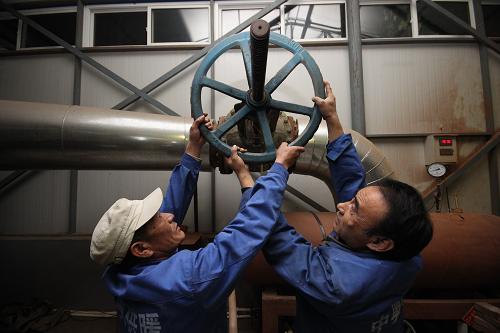 遼寧葫蘆島市開(kāi)始供暖 10月31日晚,遼寧葫蘆島一供熱站工人開(kāi)栓。 自11月1日零時(shí)起,遼寧葫蘆島各供熱站開(kāi)栓向全市進(jìn)行供熱。 新華社發(fā)(田嘉 攝)