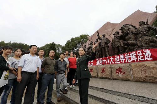 追尋紅色足跡 10月31日,中國(guó)鐵建十六局贛(州)龍(巖)鐵路項(xiàng)目部的職工在福建上杭古田會(huì)議舊址參觀。 當(dāng)日,中國(guó)鐵建十六局贛(州)龍(巖)鐵路項(xiàng)目部組織職工開展“追尋紅色足跡、喜迎十八大”主題活動(dòng),職工們走進(jìn)古田會(huì)議舊址,追尋紅色足跡,了解黨史。 新華社發(fā)(史家民 攝)