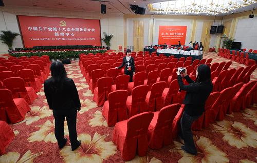 十八大新聞中心今起對外接待服務 11月1日,三名工作人員在十八大新聞中心大廳內拍照留念。 11月1日,中國共產(chǎn)黨第十八次全國代表大會新聞中心正式開始對外接待服務。新聞中心設在北京梅地亞賓館,共設立9大功能區(qū),包括新聞發(fā)布大廳、外國記者接待處、港澳臺記者接待處、境內記者接待處、采訪接待室、網(wǎng)絡服務室、圖片服務室、通信服務室和廣播電視服務室。 新聞中心將為前來采訪十八大的香港特別行政區(qū)、澳門特別行政區(qū)、臺灣地區(qū)的記者和外國記者辦理采訪證件,受理采訪申請,安排記者參加大會采訪活動,并為記者采訪報道提供便利的信息服務和必要的技術保障。 新華社記者 李鑫攝
