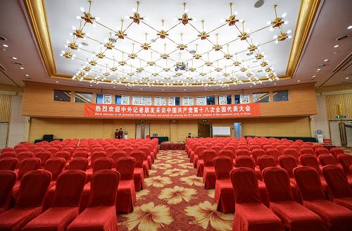 十八大新聞中心今起對外接待服務 這是十八大新聞中心大廳內部景象(11月1日攝)。 11月1日,中國共產(chǎn)黨第十八次全國代表大會新聞中心正式開始對外接待服務。新聞中心設在北京梅地亞賓館,共設立9大功能區(qū),包括新聞發(fā)布大廳、外國記者接待處、港澳臺記者接待處、境內記者接待處、采訪接待室、網(wǎng)絡服務室、圖片服務室、通信服務室和廣播電視服務室。 新聞中心將為前來采訪十八大的香港特別行政區(qū)、澳門特別行政區(qū)、臺灣地區(qū)的記者和外國記者辦理采訪證件,受理采訪申請,安排記者參加大會采訪活動,并為記者采訪報道提供便利的信息服務和必要的技術保障。 新華社記者 李鑫攝
