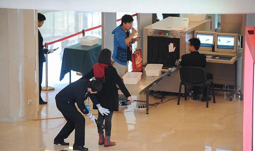 十八大新聞中心今起對外接待服務 11月1日,前往十八大新聞中心的人員在進門處接受安檢。 11月1日,中國共產(chǎn)黨第十八次全國代表大會新聞中心正式開始對外接待服務。新聞中心設在北京梅地亞賓館,共設立9大功能區(qū),包括新聞發(fā)布大廳、外國記者接待處、港澳臺記者接待處、境內記者接待處、采訪接待室、網(wǎng)絡服務室、圖片服務室、通信服務室和廣播電視服務室。 新聞中心將為前來采訪十八大的香港特別行政區(qū)、澳門特別行政區(qū)、臺灣地區(qū)的記者和外國記者辦理采訪證件,受理采訪申請,安排記者參加大會采訪活動,并為記者采訪報道提供便利的信息服務和必要的技術保障。 新華社記者 李鑫攝