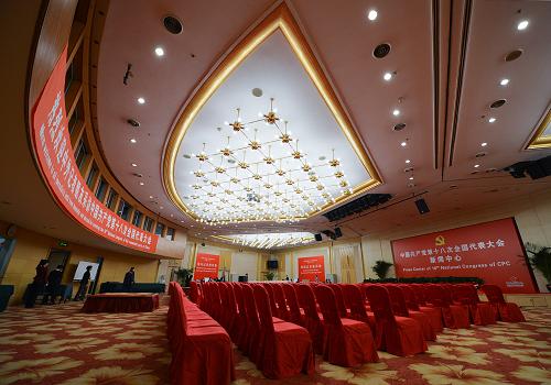 十八大新聞中心今起對外接待服務 這是十八大新聞中心大廳內部全景(11月1日攝)。 11月1日,中國共產(chǎn)黨第十八次全國代表大會新聞中心正式開始對外接待服務。新聞中心設在北京梅地亞賓館,共設立9大功能區(qū),包括新聞發(fā)布大廳、外國記者接待處、港澳臺記者接待處、境內記者接待處、采訪接待室、網(wǎng)絡服務室、圖片服務室、通信服務室和廣播電視服務室。 新聞中心將為前來采訪十八大的香港特別行政區(qū)、澳門特別行政區(qū)、臺灣地區(qū)的記者和外國記者辦理采訪證件,受理采訪申請,安排記者參加大會采訪活動,并為記者采訪報道提供便利的信息服務和必要的技術保障。 新華社記者 李鑫攝