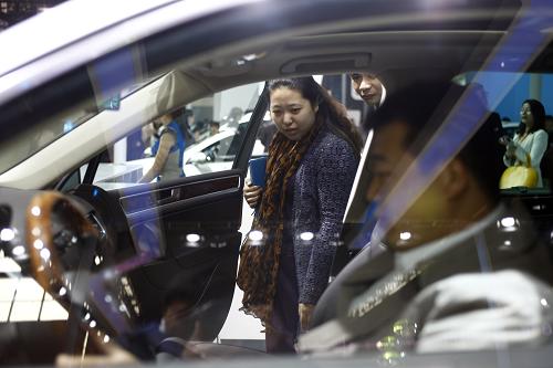 第十三屆中國(guó)杭州國(guó)際汽車工業(yè)展覽會(huì)開(kāi)幕 11月7日,車展觀眾在參觀一輛進(jìn)口越野車。 當(dāng)日,第十三屆中國(guó)杭州國(guó)際汽車工業(yè)展覽會(huì)在杭州國(guó)際會(huì)展中心開(kāi)幕。展覽為期五天,共設(shè)五個(gè)展館,展出面積10萬(wàn)平方米,有來(lái)自國(guó)內(nèi)外60個(gè)汽車品牌的400余款車型參展。 新華社記者 崔新鈺 攝