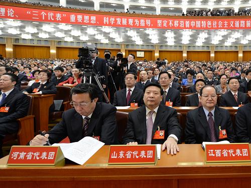 38個(gè)代表團(tuán)出席黨的十八大 11月8日,中國(guó)共產(chǎn)黨第十八次全國(guó)代表大會(huì)在北京人民大會(huì)堂隆重開(kāi)幕。 這是江西省代表團(tuán)、山東省代表團(tuán)、河南省代表團(tuán)在大會(huì)上。 新華社記者 馬占成 攝