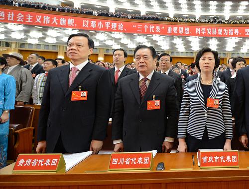 38個(gè)代表團(tuán)出席黨的十八大 11月8日,中國(guó)共產(chǎn)黨第十八次全國(guó)代表大會(huì)在北京人民大會(huì)堂隆重開(kāi)幕。 這是重慶市代表團(tuán)、四川省代表團(tuán)、貴州省代表團(tuán)在大會(huì)上。 新華社記者 馬占成 攝