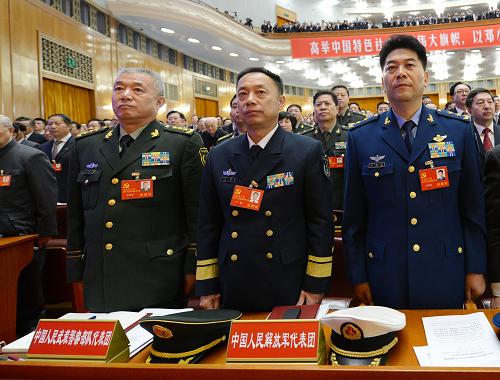 38個(gè)代表團(tuán)出席黨的十八大 11月8日,中國(guó)共產(chǎn)黨第十八次全國(guó)代表大會(huì)在北京人民大會(huì)堂隆重開(kāi)幕。 這是中國(guó)人民解放軍代表團(tuán)、中國(guó)人民武裝警察部隊(duì)代表團(tuán)在大會(huì)上。 新華社記者 馬占成 攝