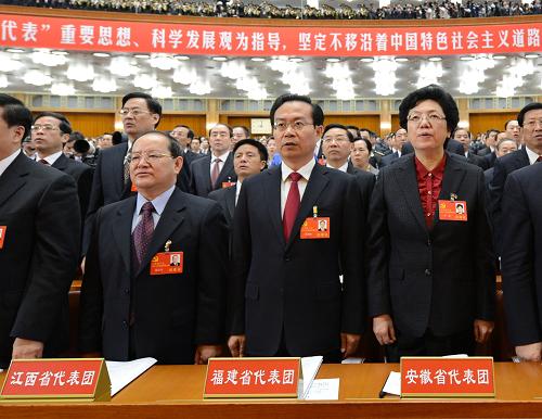 38個(gè)代表團(tuán)出席黨的十八大 11月8日,中國(guó)共產(chǎn)黨第十八次全國(guó)代表大會(huì)在北京人民大會(huì)堂隆重開(kāi)幕。 這是安徽省代表團(tuán)、福建省代表團(tuán)、江西省代表團(tuán)在大會(huì)上。 新華社記者 馬占成 攝