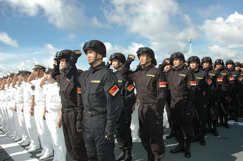 中國(guó)海軍第十三批護(hù)航編隊(duì)舉行宣誓儀式 11月11日,中國(guó)海軍第十三批護(hù)航編隊(duì)在艦艇甲板舉行宣誓儀式。 當(dāng)日,正在駛往亞丁灣、索馬里海域的中國(guó)海軍第十三批護(hù)航編隊(duì)舉行宣誓儀式,承諾將以一流標(biāo)準(zhǔn)執(zhí)行好護(hù)航任務(wù),并組織官兵進(jìn)行簽名活動(dòng)。中國(guó)海軍第十三批護(hù)航編隊(duì)9日從南海艦隊(duì)駐廣東湛江某軍港起航,將接替第十二批護(hù)航編隊(duì)在亞丁灣、索馬里海域繼續(xù)執(zhí)行護(hù)航任務(wù)。 新華社記者朱紹斌攝