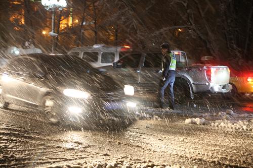 黑龍江鶴崗清雪抗災(zāi) 11月13日,交警在黑龍江鶴崗街頭清雪現(xiàn)場疏導(dǎo)交通。 目前,遭受雪災(zāi)的黑龍江省鶴崗市全面展開道路清雪工作,已派出1760多名專業(yè)清雪工作者和上萬名精壯人員組成的業(yè)余工作組一起上路,100多臺(tái)清雪車輛共同工作,至11月13日晚,城區(qū)主干道、全市主干線公路已全面打通,公路客運(yùn)恢復(fù)95%以上。 黑龍江省鶴崗市從11月11日晚間開始的降雪,至12日已形成嚴(yán)重雪災(zāi),氣象部門認(rèn)定為50年一遇。截至13日5時(shí),黑龍江鶴崗最大積雪深度達(dá)34厘米。 新華社發(fā)(房寶樹 攝)
