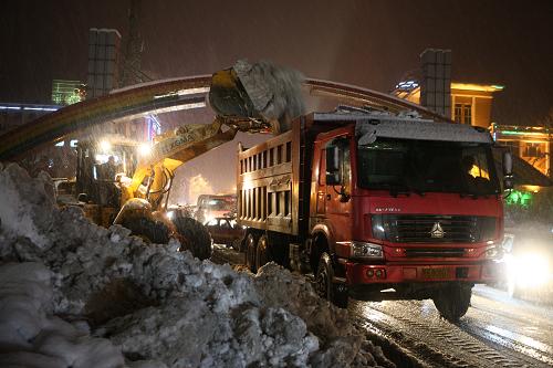 黑龍江鶴崗清雪抗災(zāi) 11月13日,工作人員在黑龍江鶴崗街頭清雪。 目前,遭受雪災(zāi)的黑龍江省鶴崗市全面展開道路清雪工作,已派出1760多名專業(yè)清雪工作者和上萬名精壯人員組成的業(yè)余工作組一起上路,100多臺(tái)清雪車輛共同工作,至11月13日晚,城區(qū)主干道、全市主干線公路已全面打通,公路客運(yùn)恢復(fù)95%以上。 黑龍江省鶴崗市從11月11日晚間開始的降雪,至12日已形成嚴(yán)重雪災(zāi),氣象部門認(rèn)定為50年一遇。截至13日5時(shí),黑龍江鶴崗最大積雪深度達(dá)34厘米。 新華社發(fā)(房寶樹 攝)