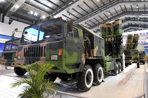 國產(chǎn)FD-2000防空導(dǎo)彈武器系統(tǒng)航展露真容 圖為FD-2000防空導(dǎo)彈武器系統(tǒng)實物(11月15日攝)。 11月15日,在第九屆中國國際航空航天博覽會上,由我國自主研制的FD-2000防空導(dǎo)彈武器系統(tǒng)首次亮相。FD-2000遠(yuǎn)程防空導(dǎo)彈武器系統(tǒng)是我國第三代中高空、中遠(yuǎn)程防空導(dǎo)彈武器系統(tǒng)的佼佼者,能夠在集群空襲和強電子干擾條件下進(jìn)行全天候防空作戰(zhàn),可攔截各類飛機、無人飛行器、精確制導(dǎo)武器,具有極強的抗飽和攻擊和多波次攻擊能力,達(dá)到了國際先進(jìn)水平。 新華社記者 梁旭 攝