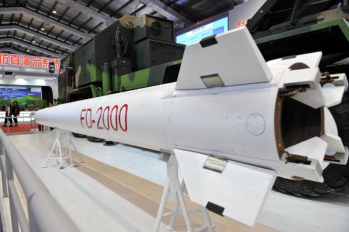 國產(chǎn)FD-2000防空導(dǎo)彈武器系統(tǒng)航展露真容 圖為我國新一代防空導(dǎo)彈FD-2000(11月15日攝)。 11月15日,在第九屆中國國際航空航天博覽會上,由我國自主研制的FD-2000防空導(dǎo)彈武器系統(tǒng)首次亮相。FD-2000遠(yuǎn)程防空導(dǎo)彈武器系統(tǒng)是我國第三代中高空、中遠(yuǎn)程防空導(dǎo)彈武器系統(tǒng)的佼佼者,能夠在集群空襲和強電子干擾條件下進(jìn)行全天候防空作戰(zhàn),可攔截各類飛機、無人飛行器、精確制導(dǎo)武器,具有極強的抗飽和攻擊和多波次攻擊能力,達(dá)到了國際先進(jìn)水平。 新華社記者 梁旭 攝