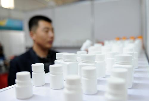 第七屆石家莊國際醫(yī)藥博覽會(huì)開幕 11月26日,一位藥品經(jīng)銷商在石家莊國際醫(yī)藥博覽會(huì)上查看藥品。 當(dāng)日,第七屆中國石家莊國際醫(yī)藥博覽會(huì)在石家莊國際博覽中心開幕。本屆藥博會(huì)以“開放、交流、合作、發(fā)展”為主題,旨在推進(jìn)醫(yī)藥產(chǎn)業(yè)經(jīng)貿(mào)交流合作,全面提升醫(yī)藥產(chǎn)業(yè)的整體發(fā)展水平。此次展覽面積11000平方米,設(shè)立標(biāo)準(zhǔn)展位420個(gè),參展企業(yè)299家。 據(jù)悉,石家莊是世界上重要的維生素和抗生素生產(chǎn)基地,亞洲最大的阿維菌素生產(chǎn)基地,是全國最大的醫(yī)藥工業(yè)基地、首批國家生物產(chǎn)業(yè)基地,生物醫(yī)藥產(chǎn)業(yè)已成為這個(gè)市工業(yè)經(jīng)濟(jì)發(fā)展的重要支撐產(chǎn)業(yè)之一。 新華社發(fā)(朱旭東攝)