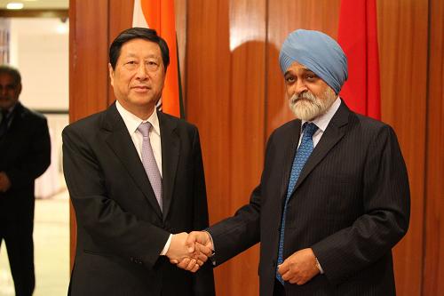 11月26日,在印度首都新德里,中國國家發(fā)改委主任張平(左)會(huì)見印度計(jì)劃委員會(huì)副主席阿魯瓦利亞。 當(dāng)日,第二次中印戰(zhàn)略經(jīng)濟(jì)對(duì)話在印度首都新德里舉行。中國國家發(fā)改委主任張平與印度計(jì)劃委員會(huì)副主席阿魯瓦利亞共同主持對(duì)話,雙方就加強(qiáng)全面合作,促進(jìn)宏觀經(jīng)濟(jì)政策溝通與協(xié)調(diào),深化與拓展在投資、基礎(chǔ)設(shè)施、高技術(shù)、節(jié)能環(huán)保和能源等領(lǐng)域的務(wù)實(shí)合作展開對(duì)話與交流。 新華社記者李毅剛攝