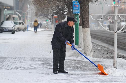 吉林迎來降雪天氣 雪后氣溫將明顯下降 11月28日,長(zhǎng)春市民在清理自家門前的積雪。 當(dāng)日,吉林省大部分地區(qū)迎來降雪。吉林省氣象臺(tái)自11月27日夜間開始,連續(xù)發(fā)布道路冰雪藍(lán)色預(yù)警、寒潮藍(lán)色預(yù)警,雪后省內(nèi)大部分地區(qū)累計(jì)降溫幅度可達(dá)7-9攝氏度。相關(guān)部門提醒市民做好應(yīng)對(duì)降雪和雪后大幅降溫的準(zhǔn)備工作。 新華社記者 張楠 攝