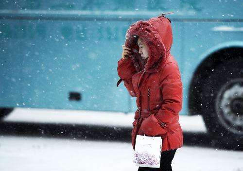 黑龍江省部分地區(qū)迎來(lái)降雪 11月28日,一位行人冒雪在哈爾濱的街道上行走。 自11月27日夜開(kāi)始,黑龍江省部分地區(qū)迎來(lái)降雪天氣。根據(jù)黑龍江省氣象臺(tái)預(yù)計(jì),哈爾濱、綏化、伊春南部降雪量將達(dá)4毫米以上。大雪讓孩童們盡情地享受白雪帶來(lái)的樂(lè)趣,卻也給城市交通帶來(lái)不便。 新華社記者王凱攝
