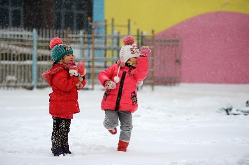 黑龍江省部分地區(qū)迎來(lái)降雪 11月28日,哈爾濱市某幼兒園的孩子們?cè)谘┲袛[姿勢(shì)拍照。 自11月27日夜開(kāi)始,黑龍江省部分地區(qū)迎來(lái)降雪天氣。根據(jù)黑龍江省氣象臺(tái)預(yù)計(jì),哈爾濱、綏化、伊春南部降雪量將達(dá)4毫米以上。大雪讓孩童們盡情地享受白雪帶來(lái)的樂(lè)趣,卻也給城市交通帶來(lái)不便。 新華社記者王凱攝