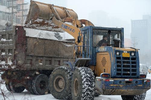 黑龍江省部分地區(qū)迎來(lái)降雪 11月28日,車(chē)輛在哈爾濱市一條主干道上清理積雪。 自11月27日夜開(kāi)始,黑龍江省部分地區(qū)迎來(lái)降雪天氣。根據(jù)黑龍江省氣象臺(tái)預(yù)計(jì),哈爾濱、綏化、伊春南部降雪量將達(dá)4毫米以上。大雪讓孩童們盡情地享受白雪帶來(lái)的樂(lè)趣,卻也給城市交通帶來(lái)不便。 新華社記者王凱攝