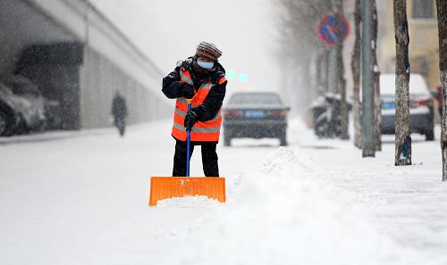 黑龍江省部分地區(qū)迎來(lái)降雪 11月28日晨,環(huán)衛(wèi)工人在哈爾濱市一條主干道上清理積雪。 自11月27日夜開(kāi)始,黑龍江省部分地區(qū)迎來(lái)降雪天氣。根據(jù)黑龍江省氣象臺(tái)預(yù)計(jì),哈爾濱、綏化、伊春南部降雪量將達(dá)4毫米以上。大雪讓孩童們盡情地享受白雪帶來(lái)的樂(lè)趣,卻也給城市交通帶來(lái)不便。 新華社記者王凱攝