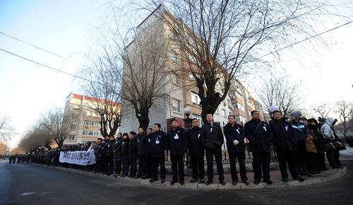 追悼會當日,群眾為羅陽送行 11月29日,中航工業(yè)沈陽飛機設(shè)計研究所的職工群眾為羅陽送行。 當日,沈陽飛機工業(yè)(集團)有限公司董事長、總經(jīng)理羅陽同志追悼會在沈陽舉行。清晨在羅陽曾經(jīng)工作和生活過的地方——中航工業(yè)沈陽飛機設(shè)計研究所,廣大職工群眾為其送行。 新華社記者 楊青 攝