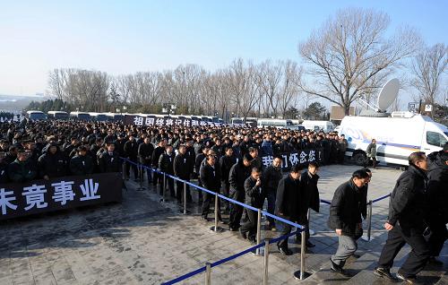 羅陽同志追悼會在沈陽舉行 11月29日,各界人士參加羅陽同志的追悼會。 當日上午10點,羅陽同志的追悼會在沈陽回龍崗殯儀館舉行。各界人士懷著極其沉痛的心情,深切悼念中航工業(yè)沈陽飛機工業(yè)(集團)有限公司董事長、總經(jīng)理、航母艦載機殲-15研制現(xiàn)場總指揮羅陽同志。 新華社記者 楊青 攝