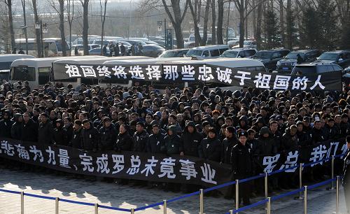 羅陽同志追悼會在沈陽舉行 11月29日,各界人士參加羅陽同志的追悼會。 當日上午10點,羅陽同志的追悼會在沈陽回龍崗殯儀館舉行。各界人士懷著極其沉痛的心情,深切悼念中航工業(yè)沈陽飛機工業(yè)(集團)有限公司董事長、總經(jīng)理、航母艦載機殲-15研制現(xiàn)場總指揮羅陽同志。 新華社記者 楊青 攝