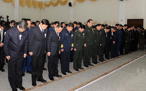 羅陽同志追悼會在沈陽舉行 11月29日,各界人士參加追悼會,集體默哀。 當日上午10點,羅陽同志的追悼會在沈陽回龍崗殯儀館舉行。各界人士懷著極其沉痛的心情,深切悼念中航工業(yè)沈陽飛機工業(yè)(集團)有限公司董事長、總經(jīng)理、航母艦載機殲-15研制現(xiàn)場總指揮羅陽同志。 新華社記者 李鋼攝