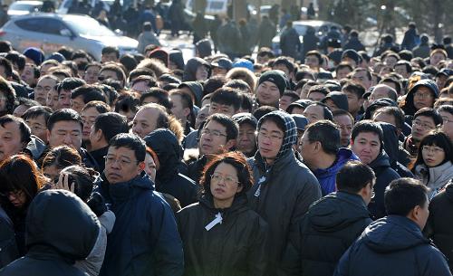羅陽同志追悼會在沈陽舉行 11月29日,各界人士送別羅陽同志。 當日上午10點,羅陽同志的追悼會在沈陽回龍崗殯儀館舉行。各界人士懷著極其沉痛的心情,深切悼念中航工業(yè)沈陽飛機工業(yè)(集團)有限公司董事長、總經(jīng)理、航母艦載機殲-15研制現(xiàn)場總指揮羅陽同志。 新華社記者 李鋼攝