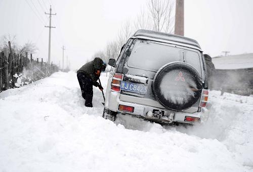 基層電力工人暴風(fēng)雪中搶險(xiǎn)為民保障用電 12月4日,東方紅林區(qū)電業(yè)局運(yùn)檢中心的電力工人們?cè)谇巴惶幑收宵c(diǎn)時(shí)保障車陷入雪里,一名工人正在加緊鏟雪。 12月4日,黑龍江東部東方紅地區(qū)遭遇暴風(fēng)雪天氣。惡劣的天氣導(dǎo)致當(dāng)?shù)囟嗵庪娏收?,影響東方紅地區(qū)近半數(shù)居民、企業(yè)、單位的用電。為此,東方紅林區(qū)電業(yè)局運(yùn)檢中心的電力工人們加班加點(diǎn)奔赴各個(gè)故障點(diǎn)進(jìn)行搶險(xiǎn)維修,在最短的時(shí)間里恢復(fù)了當(dāng)?shù)氐纳a(chǎn)生活用電。 新華社記者 王凱 攝