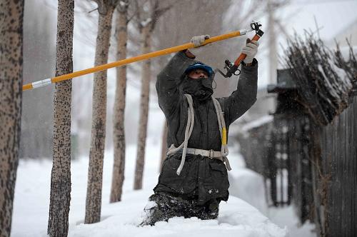 東方紅:基層電力工人暴風(fēng)雪中搶險(xiǎn)為民保障用電 12月4日,東方紅林區(qū)電業(yè)局運(yùn)檢中心的一名電力工人在排除一處故障點(diǎn)的故障。 12月4日,黑龍江東部東方紅地區(qū)遭遇暴風(fēng)雪天氣。惡劣的天氣導(dǎo)致當(dāng)?shù)囟嗵庪娏收?,影響東方紅地區(qū)近半數(shù)居民、企業(yè)、單位的用電。為此,東方紅林區(qū)電業(yè)局運(yùn)檢中心的電力工人們加班加點(diǎn)奔赴各個(gè)故障點(diǎn)進(jìn)行搶險(xiǎn)維修,在最短的時(shí)間里恢復(fù)了當(dāng)?shù)氐纳a(chǎn)生活用電。 新華社記者 王凱 攝
