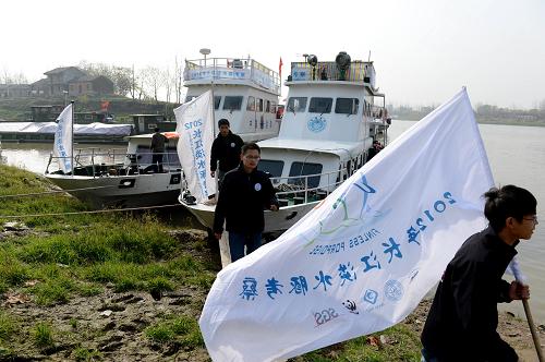 拯救長江江豚 長江淡水豚考察隊(duì)進(jìn)入安徽銅陵江段科考(12月3日攝)。 在安徽銅陵大通鎮(zhèn)和悅洲與鐵板洲之間的安徽銅陵淡水豚保護(hù)區(qū),通過遷地保護(hù)的方式飼養(yǎng)的江豚生活得無憂無慮,但那些生存在長江自然水域的江豚卻有著截然不同的命運(yùn)。 11月11日,長江淡水豚考察隊(duì)從武漢中科院水生所碼頭啟航,探尋長江中下游干流中江豚的蹤跡。截至12月5日科考隊(duì)結(jié)束在長江安徽段的考察,共目測到江豚199頭次,相比2006年的考察結(jié)果,江豚數(shù)量銳減近七成。 中科院水生生物研究所副研究員王克雄介紹:“近年來,由于航運(yùn)、采砂、非法捕撈、氣候突變、水污染等原因,長江生態(tài)環(huán)境日益惡化,照此情況發(fā)展下去,江豚物種將在15年至20年內(nèi)出現(xiàn)功能性滅絕。” 新華社發(fā)(張端 攝)