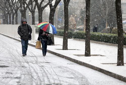 北京出現(xiàn)降雪天氣 12月12日,在北京市方莊地區(qū),路人在雪中前行。 當(dāng)日早晨,北京出現(xiàn)較大范圍降雪天氣。 新華社發(fā)(萬象 攝
