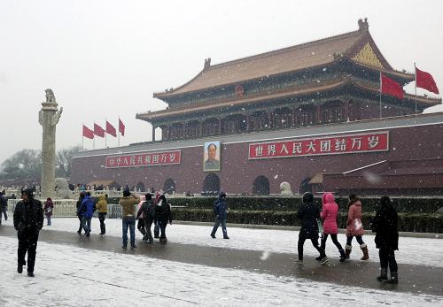 北京出現(xiàn)降雪天氣 12月12日,游人在北京天安門城樓前參觀。 當(dāng)日早晨,北京出現(xiàn)較大范圍降雪天氣。 新華社記者 賴向東 攝
