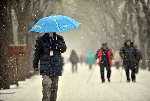 北京出現(xiàn)降雪天氣 12月12日,游客在雪中的天壇公園游玩。 當(dāng)日早晨,北京出現(xiàn)較大范圍降雪天氣。 新華社記者 李文 攝
