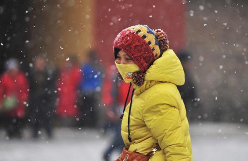 北京出現(xiàn)降雪天氣 12月12日,游客在雪中的天壇公園游玩。 當(dāng)日早晨,北京出現(xiàn)較大范圍降雪天氣。 新華社記者 李文 攝