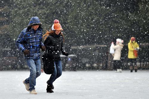 北京出現(xiàn)降雪天氣 12月12日,游客在雪中的天壇公園游玩。 當(dāng)日早晨,北京出現(xiàn)較大范圍降雪天氣。 新華社記者 李文 攝