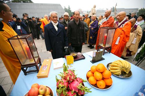 南京舉行國(guó)際和平法會(huì)悼念南京大屠殺遇難者 12月13日,南京大屠殺幸存者代表參加和平法會(huì)。 當(dāng)日上午8時(shí)許,中日兩國(guó)約200位僧人、南京大屠殺幸存者及遇難者家屬代表在南京舉行國(guó)際和平法會(huì),悼念侵華日軍南京大屠殺同胞遇難75周年,并祈禱世界和平。 新華社發(fā)