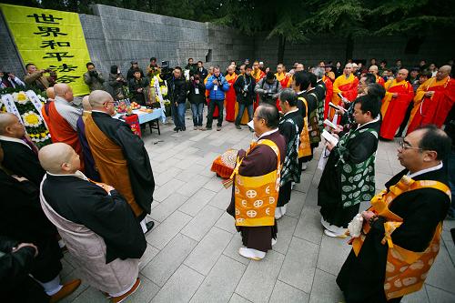 南京舉行國(guó)際和平法會(huì)悼念南京大屠殺遇難者 12月13日,中日兩國(guó)僧侶在南京參加和平法會(huì)。 當(dāng)日上午8時(shí)許,中日兩國(guó)約200位僧人、南京大屠殺幸存者及遇難者家屬代表在南京舉行國(guó)際和平法會(huì),悼念侵華日軍南京大屠殺同胞遇難75周年,并祈禱世界和平。 新華社發(fā)