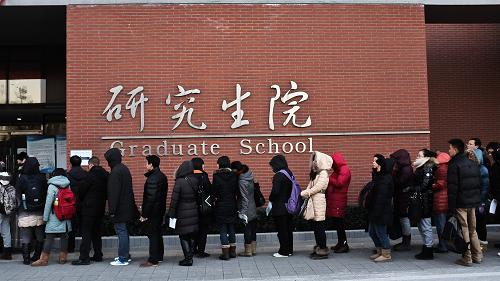 2013年全國(guó)碩士研究生考試?yán)_帷幕 1月5日,考生在北京交通大學(xué)研究生院外排隊(duì)等待進(jìn)入考場(chǎng)。 當(dāng)日,2013年全國(guó)碩士研究生招生考試?yán)_帷幕。據(jù)統(tǒng)計(jì),今年全國(guó)共有約180萬人參加考試,創(chuàng)歷史新高。 新華社記者翟健嵐攝