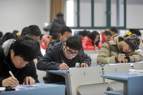 2013年全國(guó)碩士研究生考試?yán)_帷幕 1月5日,考生在浙江大學(xué)紫金港校區(qū)考場(chǎng)內(nèi)填寫答題紙。 當(dāng)日,2013年全國(guó)碩士研究生招生考試?yán)_帷幕。據(jù)統(tǒng)計(jì),今年全國(guó)共有約180萬人參加考試,創(chuàng)歷史新高。 新華社記者 黃宗治 攝