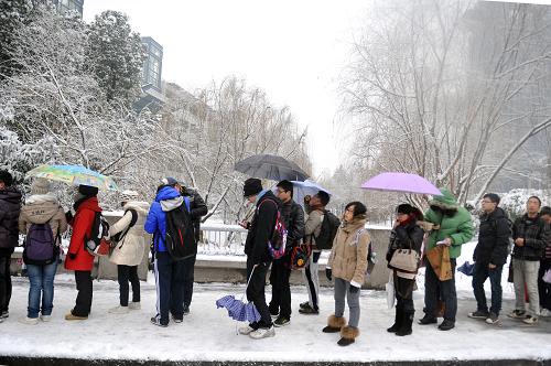 2013年全國(guó)碩士研究生考試?yán)_帷幕 1月5日,考生們冒雪在浙江大學(xué)紫金港校區(qū)考場(chǎng)外排隊(duì)等待安檢入場(chǎng)。 當(dāng)日,2013年全國(guó)碩士研究生招生考試?yán)_帷幕。據(jù)統(tǒng)計(jì),今年全國(guó)共有約180萬人參加考試,創(chuàng)歷史新高。 新華社記者 黃宗治 攝