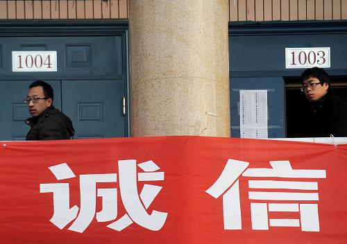 2013年全國(guó)碩士研究生考試?yán)_帷幕 1月5日,在山西太原理工大學(xué)考點(diǎn),兩名考生進(jìn)入考場(chǎng)。 當(dāng)日,2013年全國(guó)碩士研究生招生考試?yán)_帷幕。據(jù)統(tǒng)計(jì),今年全國(guó)共有約180萬人參加考試,創(chuàng)歷史新高。 新華社記者 燕雁 攝