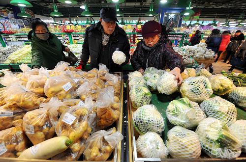 2012年12月我國(guó)CPI同比上漲2.5% 在寧夏銀川一家農(nóng)副產(chǎn)品平價(jià)超市內(nèi),市民在選購(gòu)蔬菜(2013年1月5日攝)。 1月11日,國(guó)家統(tǒng)計(jì)局發(fā)布報(bào)告,2012年12月份,全國(guó)居民消費(fèi)價(jià)格總水平(CPI)同比上漲2.5%,漲幅比上月擴(kuò)大0.5個(gè)百分點(diǎn)。 新華社記者彭昭之?dāng)z