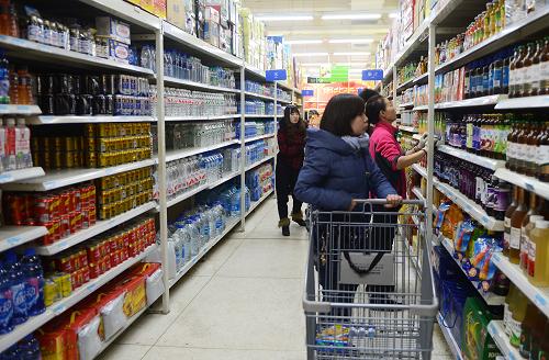 2012年12月我國(guó)CPI同比上漲2.5% 1月11日,消費(fèi)者在長(zhǎng)春一家超市里選購(gòu)飲品。 1月11日,國(guó)家統(tǒng)計(jì)局發(fā)布報(bào)告,2012年12月份,全國(guó)居民消費(fèi)價(jià)格總水平(CPI)同比上漲2.5%,漲幅比上月擴(kuò)大0.5個(gè)百分點(diǎn)。 新華社記者林宏攝