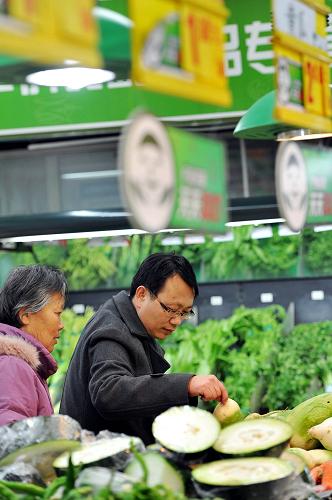 2012年12月我國(guó)CPI同比上漲2.5% 在寧夏銀川一家農(nóng)副產(chǎn)品平價(jià)超市內(nèi),市民在選購(gòu)蔬菜(2012年12月18日攝)。 1月11日,國(guó)家統(tǒng)計(jì)局發(fā)布報(bào)告,2012年12月份,全國(guó)居民消費(fèi)價(jià)格總水平(CPI)同比上漲2.5%,漲幅比上月擴(kuò)大0.5個(gè)百分點(diǎn)。 新華社記者彭昭之?dāng)z