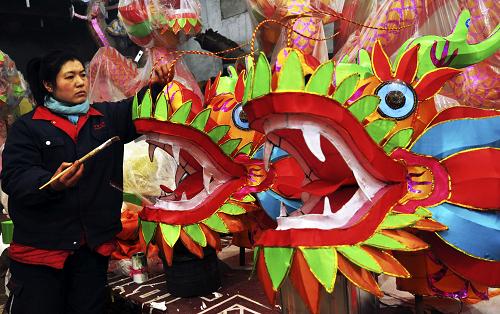 扎花燈 迎佳節(jié) 1月14日,淄博市周村區(qū)和平社區(qū)傳統(tǒng)花燈廠工人給花燈做最后的修飾。 蛇年春節(jié)即將到來,具有花燈生產(chǎn)傳統(tǒng)的山東淄博市周村區(qū)十余家民俗花燈廠進(jìn)入繁忙的生產(chǎn)季節(jié),各廠家以自己主打特色花燈燈型為主,突出各自的設(shè)計(jì)主題,避免各廠燈型交叉生產(chǎn),使得該地區(qū)的花燈數(shù)量多、品種全、樣式新,受到市場(chǎng)歡迎,千余組大型機(jī)械花燈及3萬余只各式宮燈目前已被各地客戶訂購(gòu)?fù)戤叀?新華社發(fā)(董乃德 攝)